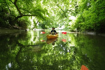 Jeune femme en kayak dans la Petite amazonie | 2X Aventures